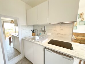 ثلاجة، ميكروويف، موقد طهي مسطح، محمصة خبز