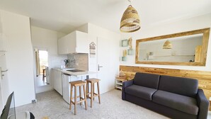 Living area - Studio renovated in 2024 with terrace, air conditioning and parking, 50m from the beach (Sète)