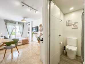 Free WiFi, bed sheets - Charming Refurbished Studio Steps from Estepona Beach - Modern Decor & Prime Location (Estepona)