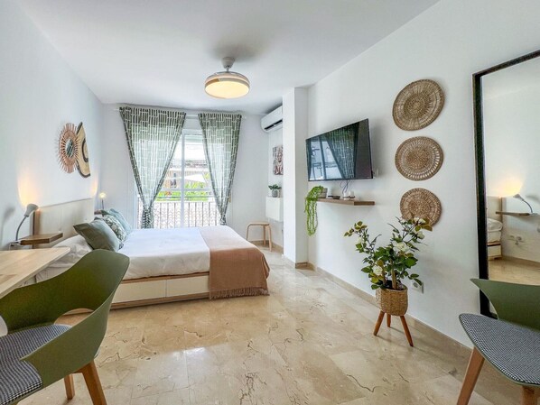 Free WiFi, bed sheets - Charming Refurbished Studio Steps from Estepona Beach - Modern Decor & Prime Location (Estepona)