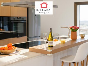 Fridge, microwave, oven, stovetop - Large house, pool, AC, parking - 13 guests (Vall-llòbrega)