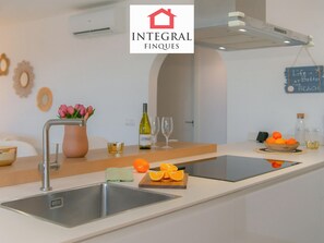 Fridge, microwave, oven, stovetop - Large house, pool, AC, parking - 13 guests (Vall-llòbrega)