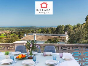 Outdoor dining - Large house, pool, AC, parking - 13 guests (Vall-llòbrega)