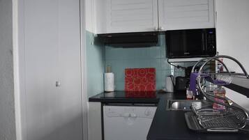 Réfrigérateur, micro-ondes, lave-vaisselle, cafetiÚre/bouilloire