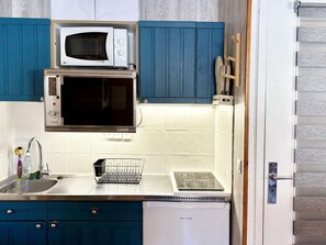 Geladeira, micro-ondas, fogão, cafeteira/chaleira