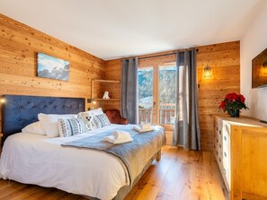 5 bedrooms, free WiFi, bed sheets