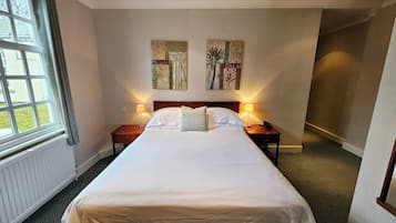 Tabla de planchar con plancha, wifi gratis y ropa de cama