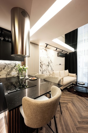 Apartment (39/28) | Living area | 42-inch Smart TV with digital channels - Native Apartments Kościuszki 39 (Kraków)