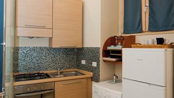 Frigorifero, forno, piano cottura, pentole/stoviglie/utensili