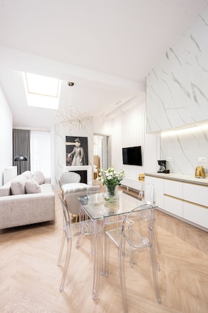 Apartment (43/15) | Living area | 42-inch Smart TV with digital channels - Native Apartments Starowiślna 43 (Kraków)
