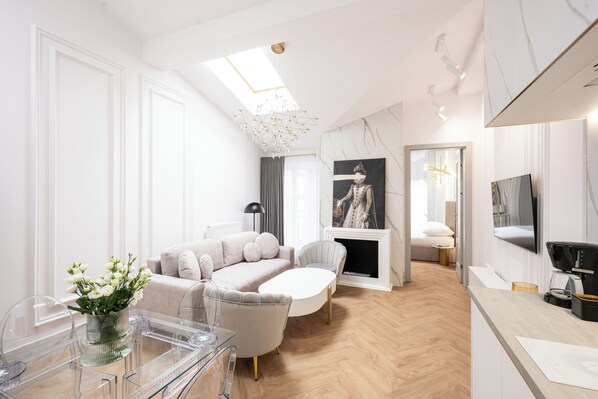 Apartment (43/15) | Living area | 42-inch Smart TV with digital channels - Native Apartments Starowiślna 43 (Kraków)