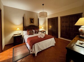 5 bedrooms, iron/ironing board, WiFi, bed sheets