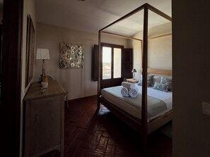 5 bedrooms, iron/ironing board, WiFi, bed sheets