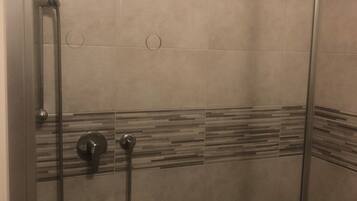 Superior-Vierbettzimmer, Meerblick | Badezimmer