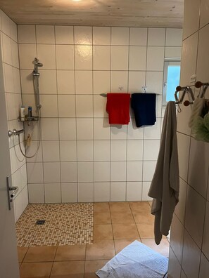 Dusch, hårtork, handdukar och tvål