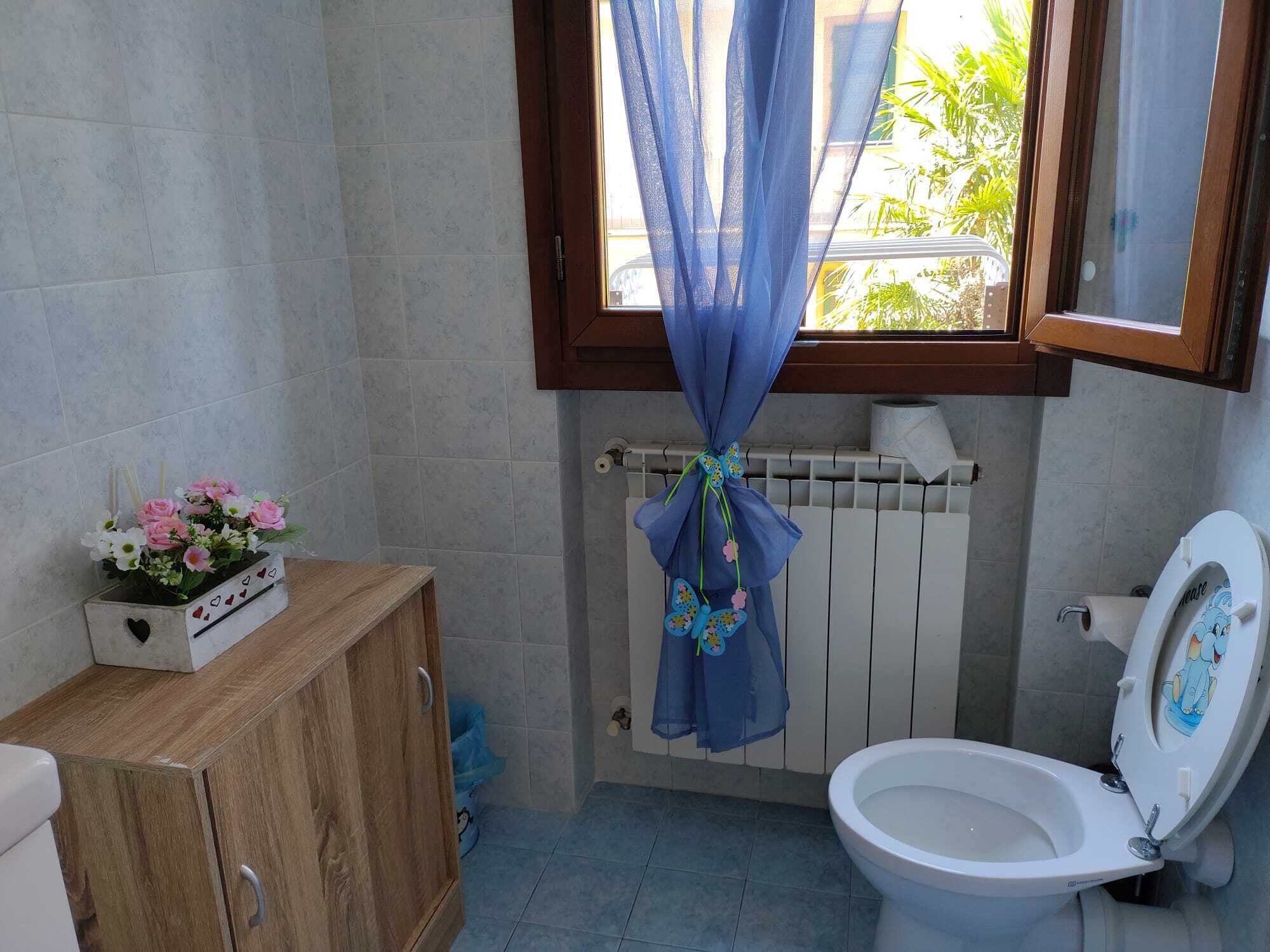 Een douche, een haardroger, een bidet, handdoeken