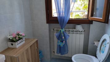 Een douche, een haardroger, een bidet, handdoeken