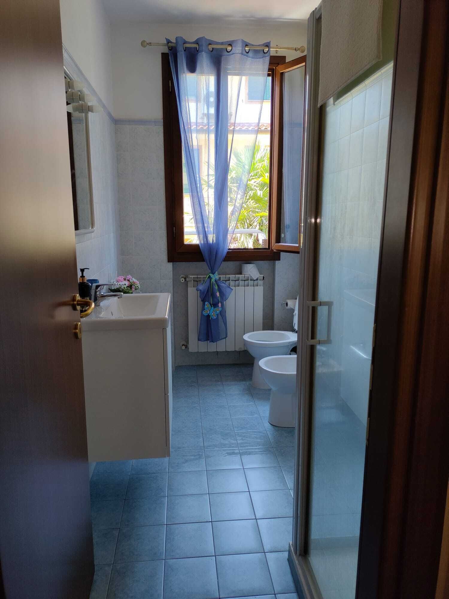 Ein Badezimmer mit Badewanne, Toilette und Waschbecken.
