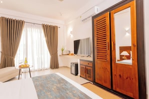 1 bedroom, hypo-allergenic bedding, minibar, in-room safe