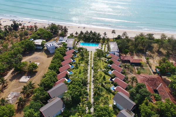 Private beach, white sand, beach bar