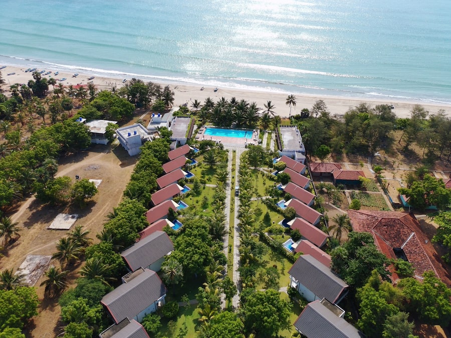 Private beach, white sand, beach bar