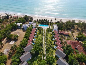 Private beach, white sand, beach bar - Uppuveli Beach by DSK (Trincomalee)