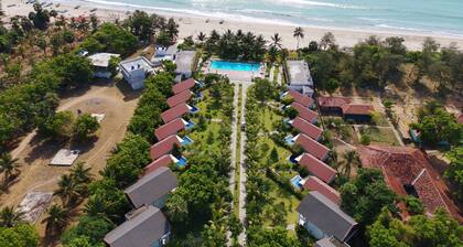 Uppuveli Beach by DSK