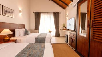 Hypo-allergenic bedding, minibar, in-room safe, desk