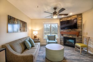 TV, fireplace, DVD player - Woodstone Casa de Campo One Bedroom Condo (Mc Gaheysville)