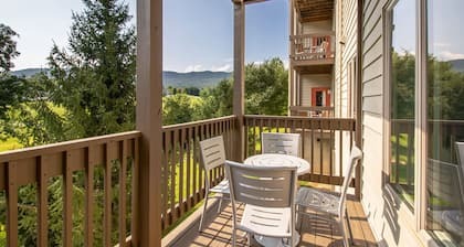 Sleeps 6, Fireplace, Balcony, Mountain Views!