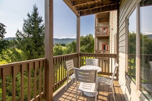 Outdoor dining - Mountain Views, Private Balcony, Resort amenities! (Mc Gaheysville)