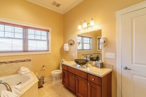 Shower, jetted bath, hair dryer - Regal Vistas Luxury Two Bedroom Townhome (Mc Gaheysville)