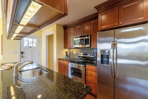 Microwave, dishwasher, coffee/tea maker, cookware/dishes/utensils - Regal Vistas Luxury Two Bedroom Townhome (Mc Gaheysville)