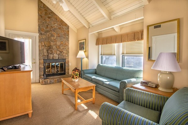 TV, fireplace, DVD player - Shenandoah Villas Two Bedroom Condo (Mc Gaheysville)