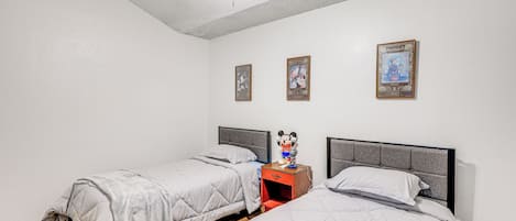 House (5 Bedrooms) | Interior