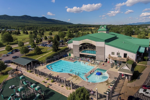 Un hôtel doté d’une grande piscine, d’un parc aquatique et offrant une vue sur le paysage environnant.