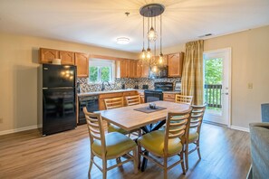 Fridge, microwave, oven, stovetop - Private Balcony! Fireplace, Sleeps 6! (Mc Gaheysville)