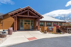 Exterior - Fireplace, Resort amenities, Balcony! (Mc Gaheysville)