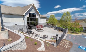 Outdoor dining - The Summit Premium Two Bedroom Condo (Mc Gaheysville)