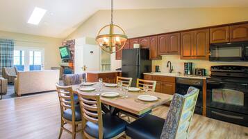 Micro-ondes, lave-vaisselle, cafetiĂšre/bouilloire, grille-pain