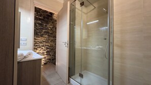 Dusche, Haartrockner, Bidet, Handtücher