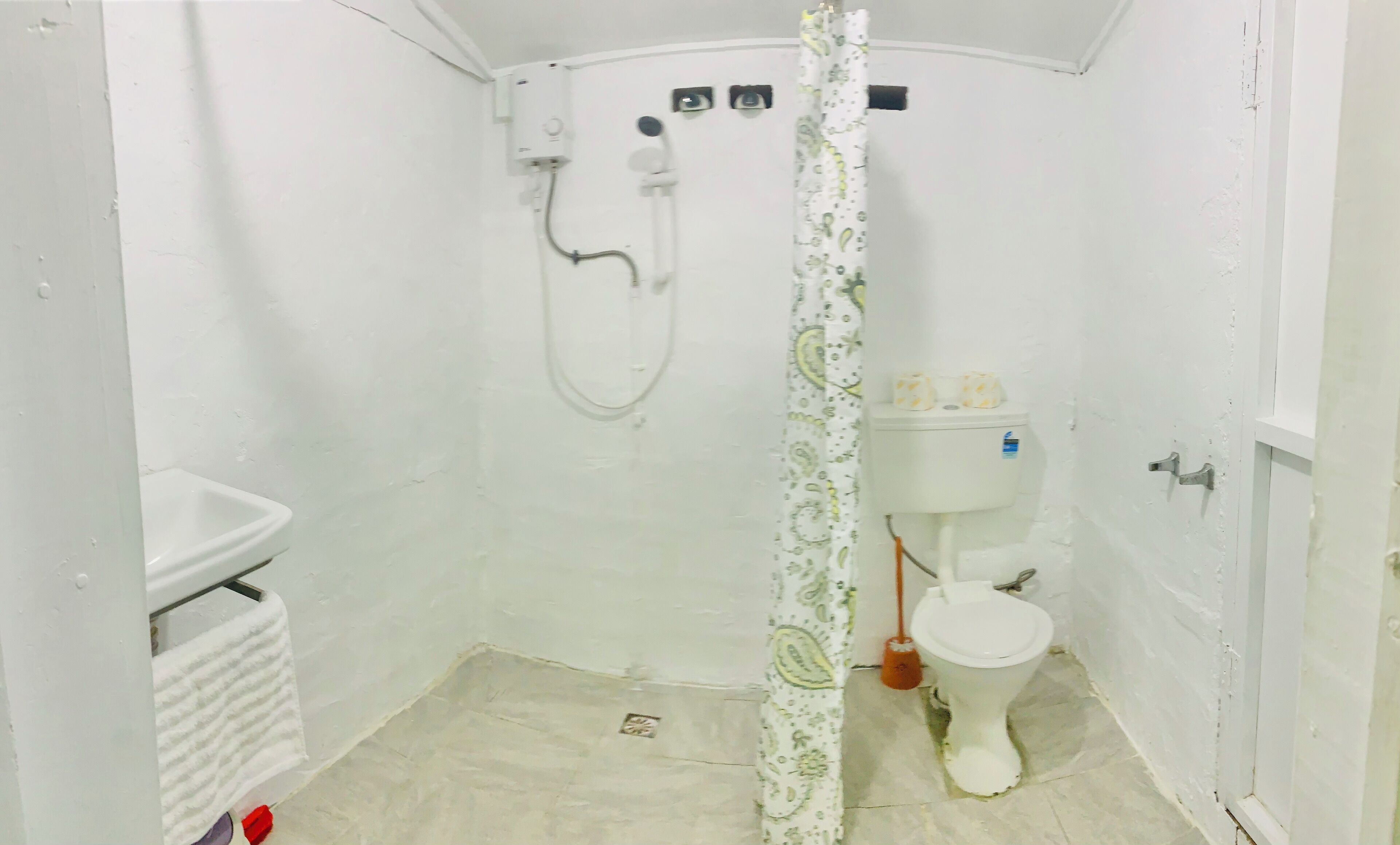 Serviettes fournies, savon, shampoing, papier toilette