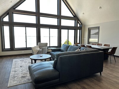 ~ NEWLY REMODELED~ Spacious 4-bedroom house with WiFi on beautiful Storm Lake