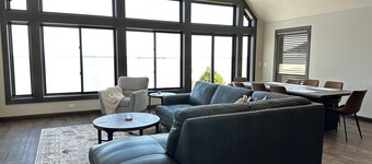 ~ NEWLY REMODELED~ Spacious 4-bedroom house with WiFi on beautiful Storm Lake