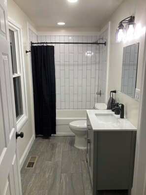 Towels, soap, shampoo, toilet paper - Riverview Retreat - house with sauna in the New River Gorge National Park! (Meadow Creek)
