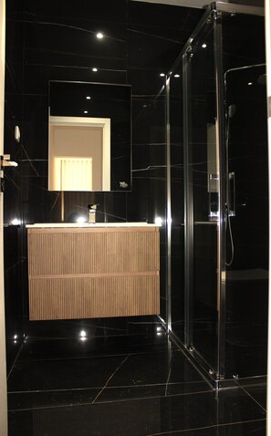 Towels, toilet paper - Lake Prestige Villa Castelo Bode - Tomar (Tomr)
