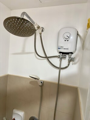 Dusj, hårføner, bidé og håndklær