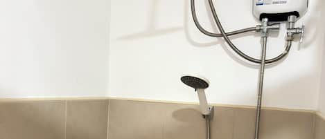Regadera, secadora de cabello, bidet, toallas