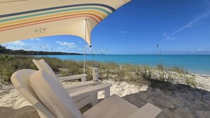 Am Strand, Liegestühle, Strandtücher