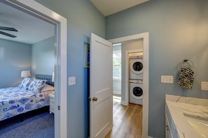 1 bedroom, WiFi, bed sheets - Brand New Home in Frisco (Frisco)